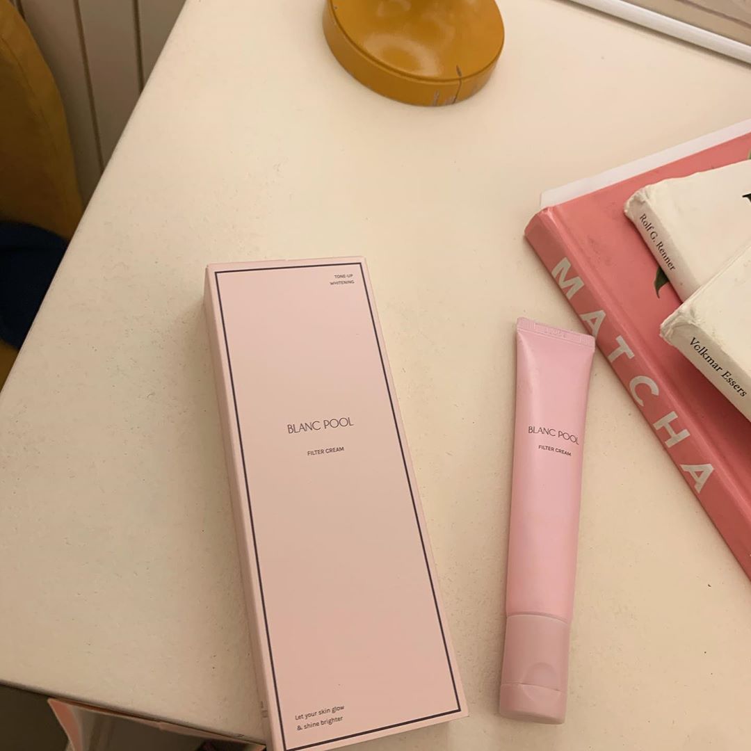 𝒀𝒐𝒐𝒏 𝒋𝒊 on Instagram: “미백크림 부자연스러워서 잘안쓰는데 자연스럽게 톤업되고 화장도 잘먹네 요고..
패키지도 핑크핑크한게 내스타일이양🖤

#블랑풀 #필터크림 #블랑풀톤업 #블랑풀필터크림 #톤업크림 #톤업크림추천”
