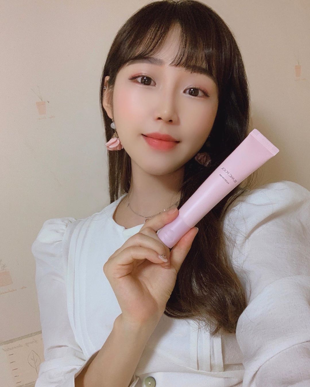 가람 ᴳᴬᴿᴬᴹ 🇰🇷 on Instagram: “화장하기는 귀찮고 
그냥 나가기엔 좀 그럴때
꼭 필요한 톤업크림!!
부드럽게 발리고 수분감도 딱 좋아🥰
오늘부터 가람 최애템 등극❤️
.
@blancpool_official #블랑풀 #필터크림  #블랑풀톤업 #블랑풀필터크림 #톤업크림 #톤업크림추천”