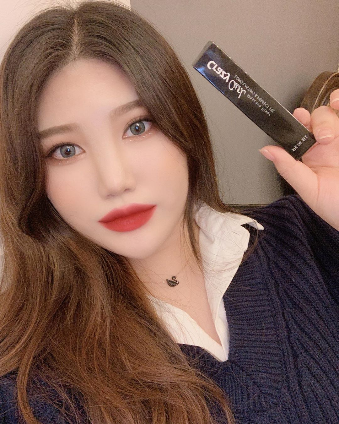 박엔젤입니다 on Instagram: “쉬드엘 크레이지 컬 마스카라 픽서 🌈  이 제품은 마스카라를 사용하기 전에 쓰는 제품으로 속눈썹을 한올한올 아찔하고 힘있게 컬링해주고, 번짐이나 쳐짐없이 하루종일 유지시켜주고 그린 등급을 받은 마스카라 픽서라 자극 없고 안전하게 사용 할 수 있대요!…”