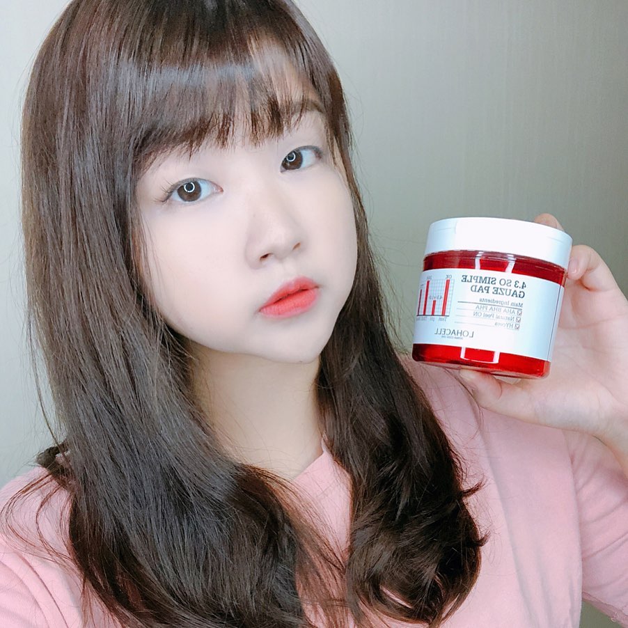 쫑이 on Instagram: “#로하셀쌍욕패드 . . 심플한 피부관리를 위판 3초패드인데요 : ) 스킨케어 첫단계 토너단계에서 가볍게  닦아주는 #쏘심플거즈패드 💦 제주 산소수로 청량한 보습감을 채워줘 나도 #피부미인 이 될수있다며~❤️ 엠보면은 얼굴 전체 사용가능하고 거즈면은…”