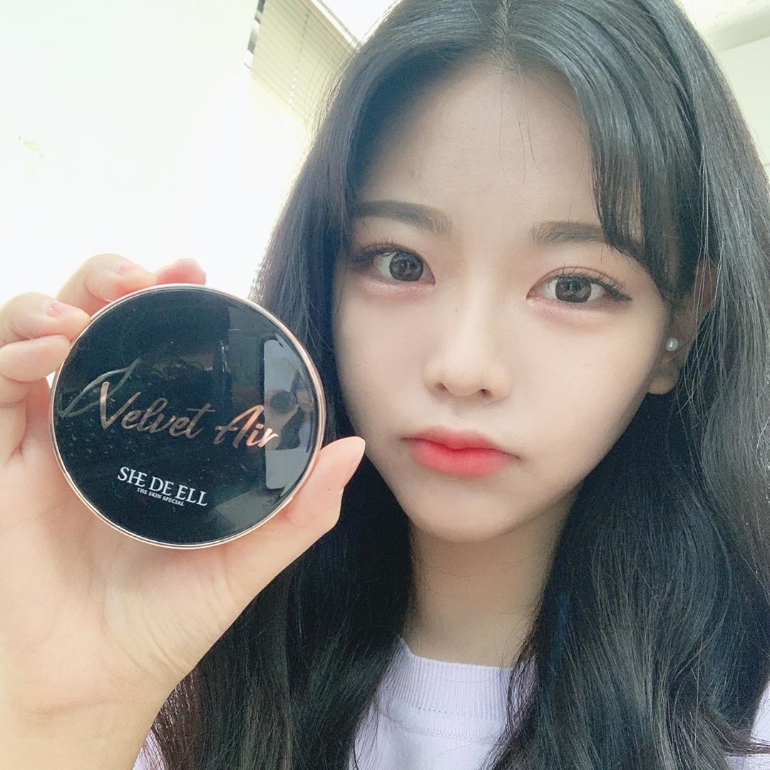 최수지(뚜디) on Instagram: “파데유목민은 쿠션 못쓴다던데,,,, 나=파데유목민 이 쿠션 써보면 쿠션 인식 바뀜 ㅠㅠㅠㅠ  지속력 값 진짜 뽀송뽀송 수정화장해도 안뜸  #쉬드엘 #SHEDEELL #쉬드엘벨벳에어에이블쿠션 #쉬드엘쿠션 #쉬드엘벨벳쿠션 #벨벳에어에이블쿠션…”