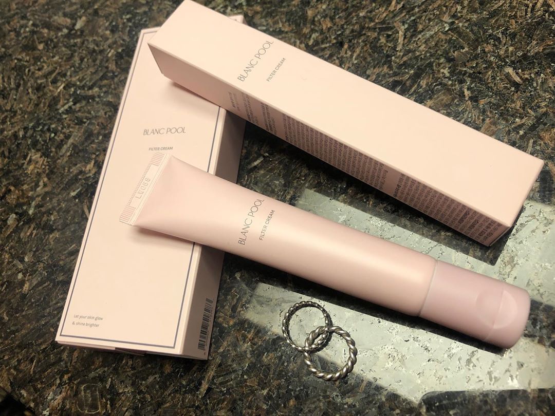유니맘 on Instagram: “- 👉🏻 블랑풀 신상 필터크림 👉🏻 로션같은 부드러운 발림성에 +1 👉🏻 자연스러운 피부표현에 +1 👉🏻 핑쿠핑쿠 이쁜 케이스에 +1 👉🏻 끈적임 없는 사용감에 +1 👉🏻 파우치에 쏙 들어가는 휴대성에 +1 - #블랑풀 #필터크림 #블랑풀톤업…”