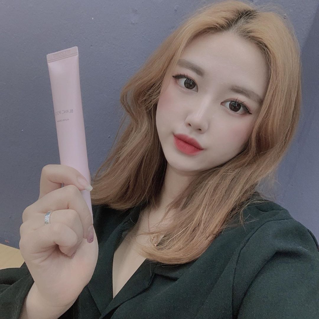 채연 on Instagram: “💜블랑풀 톤업크림💜. 기존의 톤업크림들은 너무 부자연스러웠는데  드디어 자연스러운 톤업크림을 찾았어요😀발림성도 좋고 자연스러워서 생얼인척하기 좋은 필터크림 ! 끈적임이 없어 사용감도 굉장히 좋아용❤️❤️ . .…”