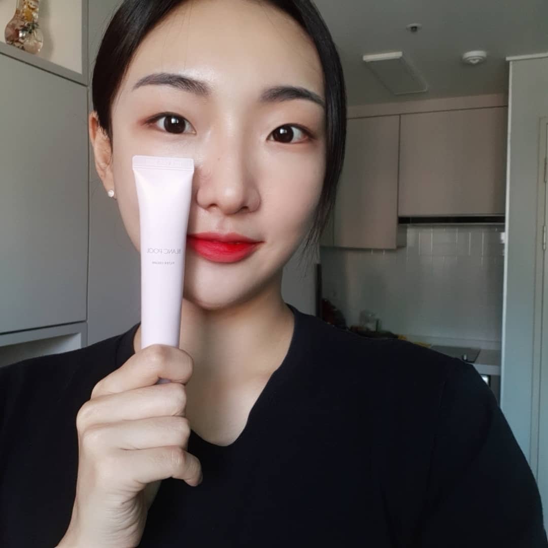Maru on Instagram: “@blancpool_official 내가 평소 피부화장 갑갑해서 립만 바르고 잘 안하고 다니는거 내 지인분들은 다 알쥬...?🙂 이거 바르고 인터벌했는데 얼룩덜룩해지거나 땀자국도 안남아서 톤업된 상태로 쌩얼인척 가능함 ㅋㅋㅋ.🎅 우리쌤들한테도…”