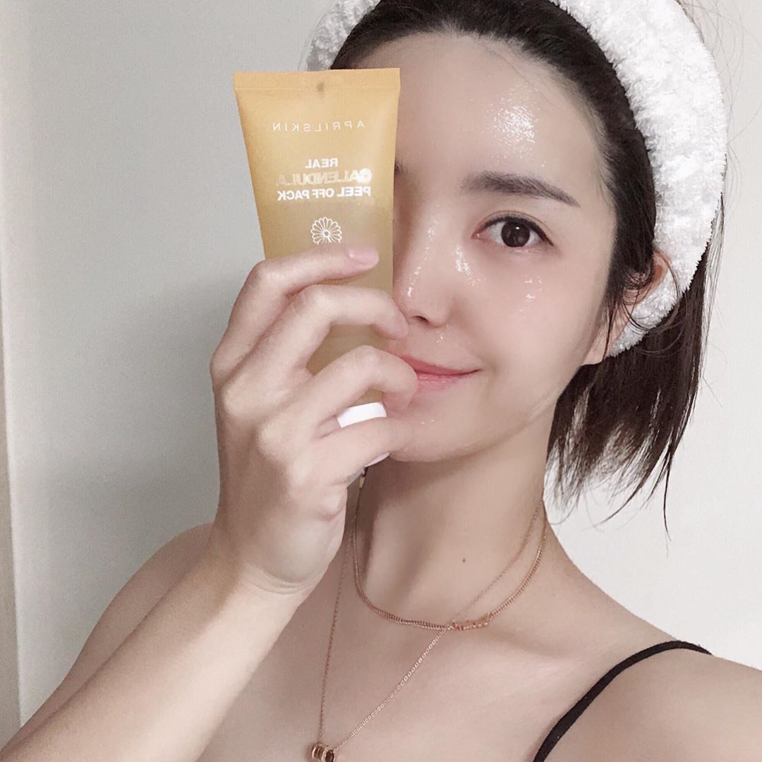 김혜정 on Instagram: “#리뷰그램 리얼 카란튤라 필 오브 팩 얼마만에 요렇게 떼어보는 팩을 써보는건쥐 ㅋㅋㅋ 노폐물, 화이트헤드, 블랙헤드 쏙쏙  속이 다 시원하다 👍 거짓말같이 달라지는 피부결  꾸준히 손이가네요 ♥️ 동봉된 실리콘붓도 짱 위생적이고 좋음 낄낄 . . .…”