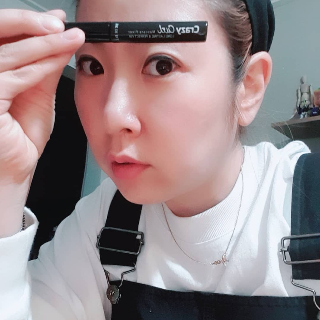 ᴷᴵᴰˢ ᴹᴼᴰᴱᴸ 곽시윤 on Instagram: “#크레이지컬마스카라픽서 . - - 마스카라 픽서중 유일하게 EWG 그린등급을 받은 제품!! 최대한 나에게 자극을 주지않는 착한 성분인 제품인데다가,  더불어 지속력도 좋고 번지지않아 저는 좋더라구요..🤗 쉬드엘 크레이지컬 마스카라픽서 지속력좋은…”