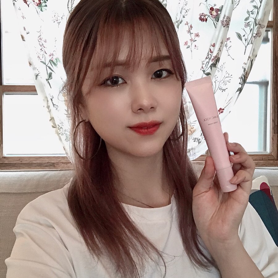 백조 BAEKJO on Instagram: “자연스러운 톤업크림 ! 촉촉하고 얇게 발려서 밀리지않구, 메이크업 전에 바르기 부담스럽지 않아 조아유 💜 건성인지라 요런 톤업크림 바르기 부담시렀는데 요건 괜차늠 ! 벌써 반통써버렸다 🤭  #블랑풀 #필터크림 #블랑풀톤업 #블랑풀필터크림 #톤업크림…”
