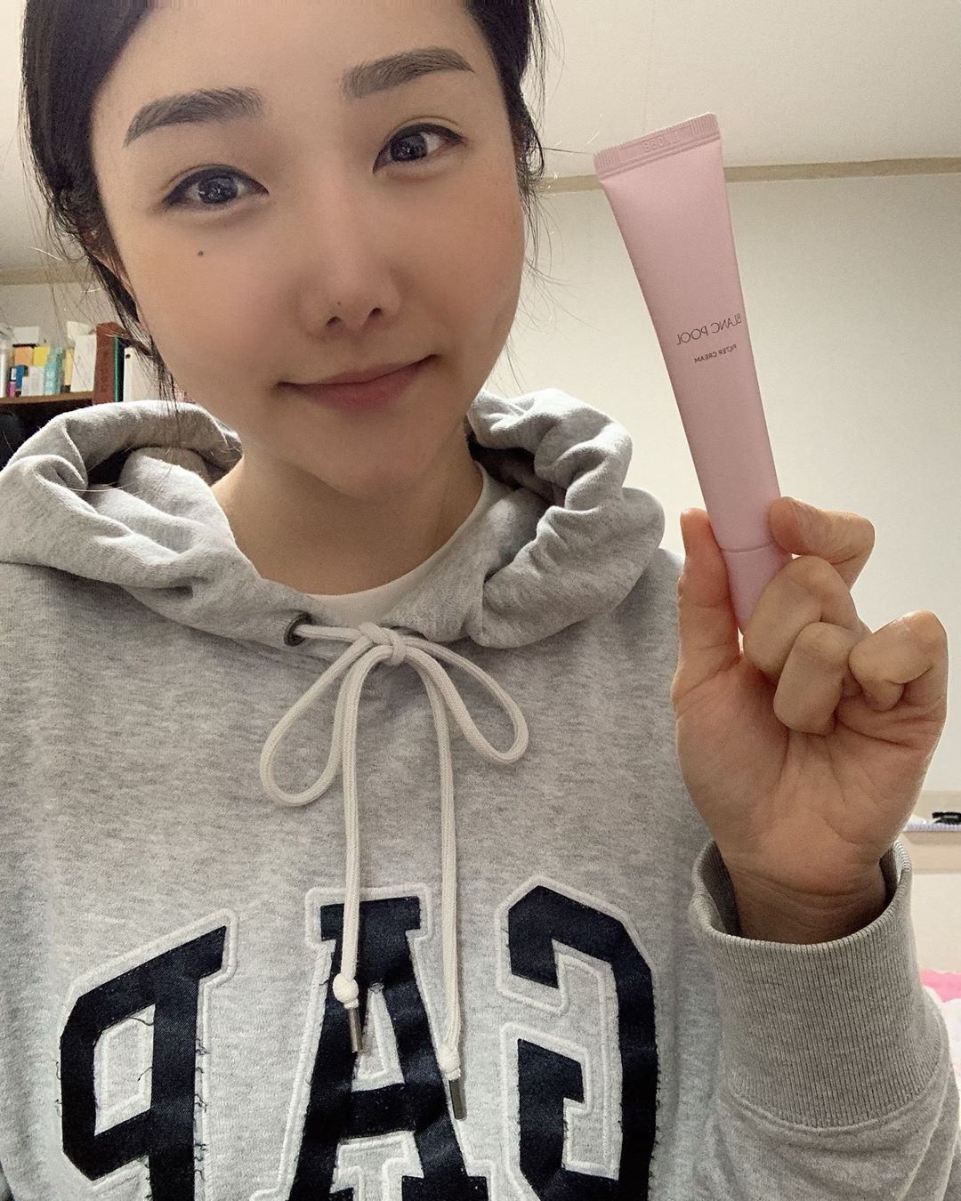 김희진(한나) on Instagram: “⠀ 저는 메이크업을 하지 않아요 🙅🏻‍♀️ 나름 피부는 좋다고 생각하기도 하고, 제일 큰 이유는 귀찮아서요...😅 ⠀ 근데 올 여름 신나게 러닝을 즐기다보니 하얗던 얼굴이 갈색이 되었지 뭐에요 👩🏽 ⠀ 너무 과하지 않고 밀착력도 좋은 #톤업크림 찾고…”