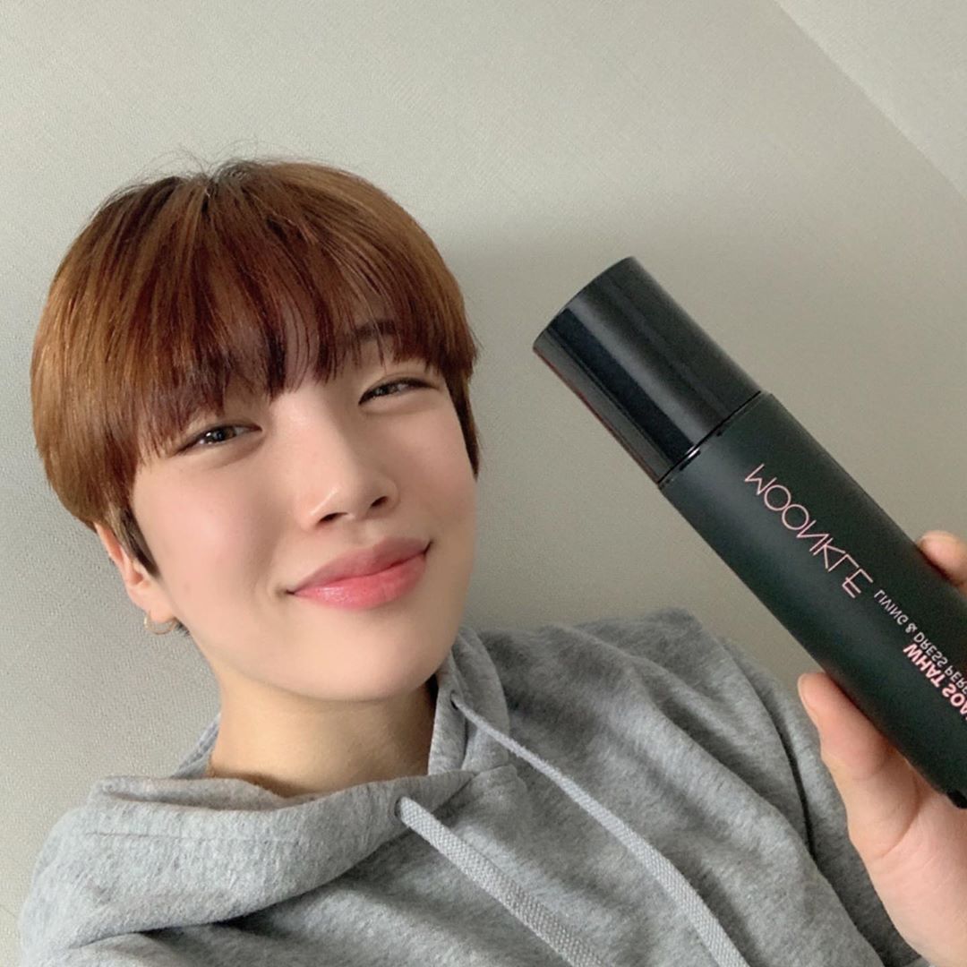 나종주 on Instagram: “평소에 향수 되게 좋아하는데 뭉클 왓솝 향 진짜 좋네요 비누냄새랑 방금 막 씻고 나온 냄새 ! 어제 뿌린 옷에서 오늘도 향이 나요 지속력 갑 👍🏻”