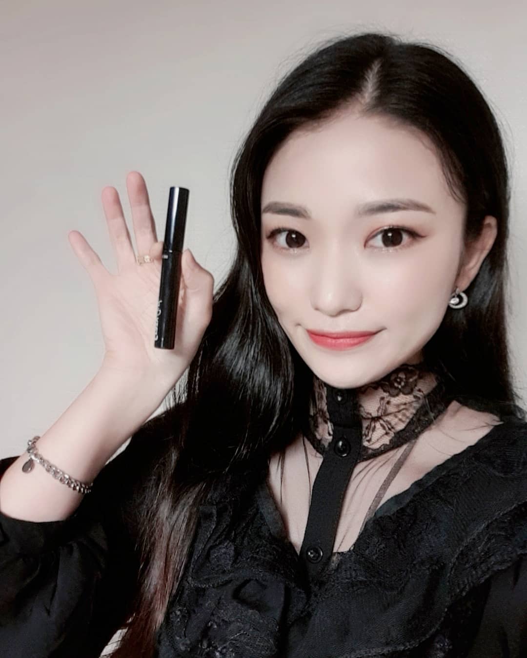 노브레이끼 on Instagram: “쉬드엘 크레이지컬 컬링 끝판왕이야❣ 속눈썹 하루종일 고정되어있음 ㅜㅜ 쉬드엘 베이스 제품만 써봤는데 아이메이크업 제품도 좋당😍 . . . . #쉬드엘 #SHEDEELL #쉬드엘크레이지컬마스카라픽서 #쉬드엘마스카라픽서 #크레이지컬마스카라픽서…”