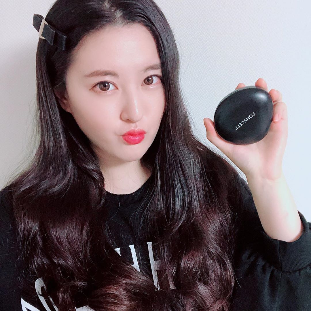 @18.6.22 on Instagram: “⠀ ⠀ 수정 화장이 필요없고 무너짐 다크닝 없는 쿠션을 찾는다면 요거 한번 써보세요! 무려 48시간 지속 임상실험 통과한 리얼피팅쿠션 ◡̈ 퍼프가 날렵한 조약돌 모양이라 눈이나 코 주위 바를때 편하고 커버력도 갑이랍니다 데헿 비비바르기도 귀찮 쿠션…”