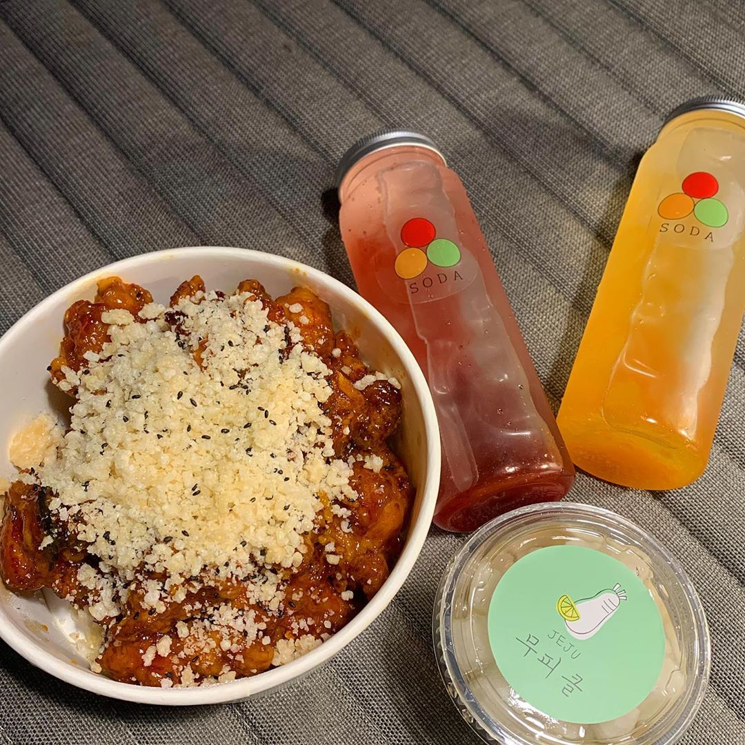최수지(뚜디) on Instagram: “왜 맨날 솔드아웃 되는지 알겠다!! 간신히 달려가서 포장 한 #한라닭강정  겉바속촉인데 위에 흰가루(누룽지가루)가 식감을 더 좋게 해준당!!!! 순살강정이 왜 다 닭다리 살이냐 뭐가 남나요 사장님 ㅠㅠㅠㅠ 누가 제주와서 회랑 흑돼지만 먹냐 ㅠㅠㅠ…”