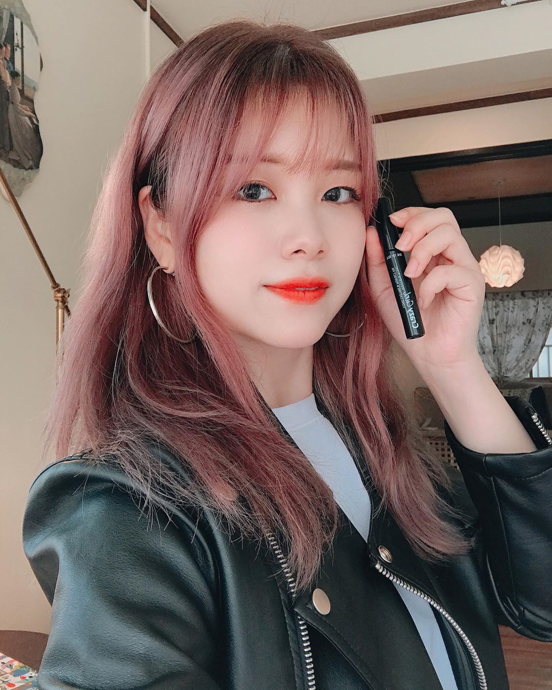 백조 BAEKJO on Instagram: “마스카라 잘 번지는 1인으로 #마스카라픽서 는 필수 💜 평소 파운데이션과 모공프라이머 잘 쓰고 있는 #쉬드엘 #크레이지컬마스카라픽서 👀 마지막 사진은 픽서 바르고 마스카라 바르고 나서 8시간 지난 시간인데도 번짐 처짐하나 없이 짱짱히 유지되는거 실화…”