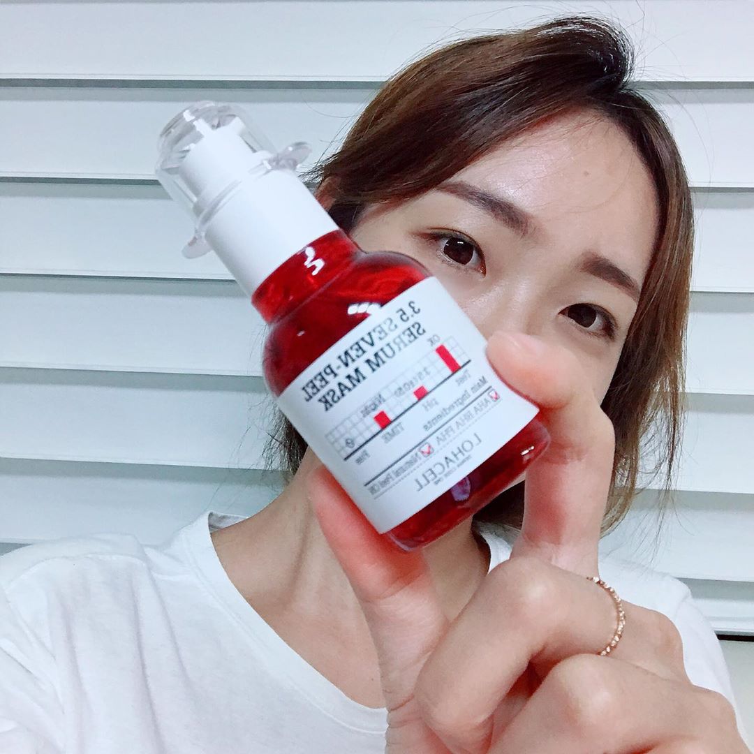 🌳 on Instagram: “블랙헤드, 화이트헤드, 각질 등을 
감소시켜 피부결을 개선시켜줄 수 있는 각질 제거 세럼, 
일주일에 한번 일분 홈 필링템 🧖🏻‍♀️✨”