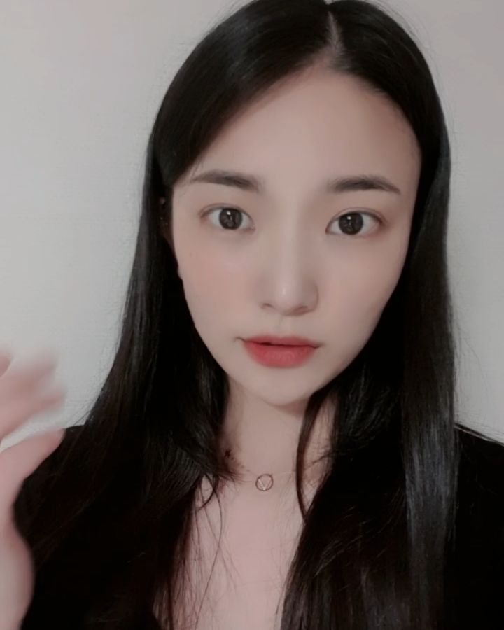 노브레이끼 on Instagram: “🔪생얼주의🔪
원래 쓰고 있던 톤업크림은 마무리가 약간 찐득한 감이 있고 너무 하얗게 둥둥뜨는 느낌이라 사놓고도 잘 사용하지 않았는데 
블랑풀 필터크림은 보송보송하게 마무리되고 내 피부색에 맞게 자연스럽게 톤업되서 넘무 좋음ㅎ”