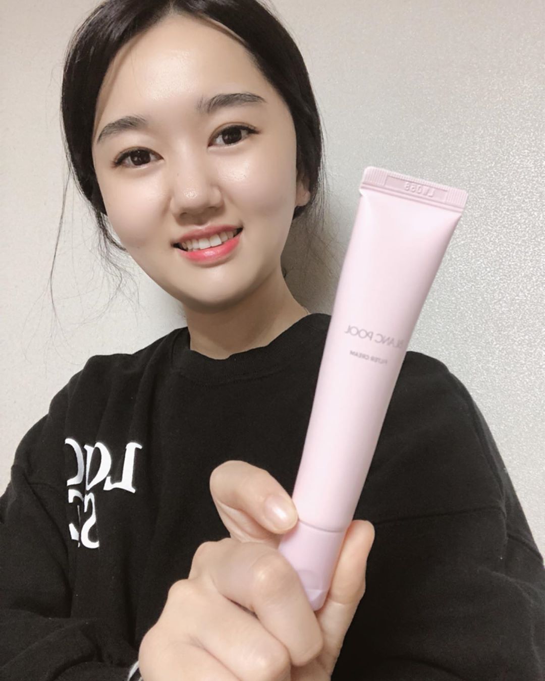 @_891211 on Instagram: “⠀⠀⠀
🌟블랑풀 필터크림
⠀⠀⠀
메이크업 전에 사용해도 찰떡
쌩얼에 후딱 나가고싶은날 써도 찰떡
⠀⠀⠀⠀
썬크림위에 가볍게 펴바르면 자연스럽게 피부표현되고 
밀림없이 로션광 나는것처럼 밀착 잘되어있는 맘에드는 템 ⁎ᵕᴗᵕ⁎
⠀⠀⠀⠀”