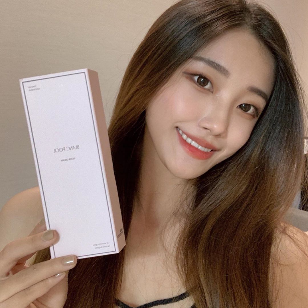 민수현 on Instagram: “비비나 파데는 옷에 묻거나 찝찝하고 무거운 느낌이라 미백크림만 쓰는데 이건 자연스럽게 톤업되고 무겁지도 않아서 좋다👍🏻 #블랑풀 #필터크림 #블랑풀톤업 #블랑풀필터크림 #톤업크림 #톤업크림추천 . . . .  #00 #20살 #인스타그램 #맞팔…”