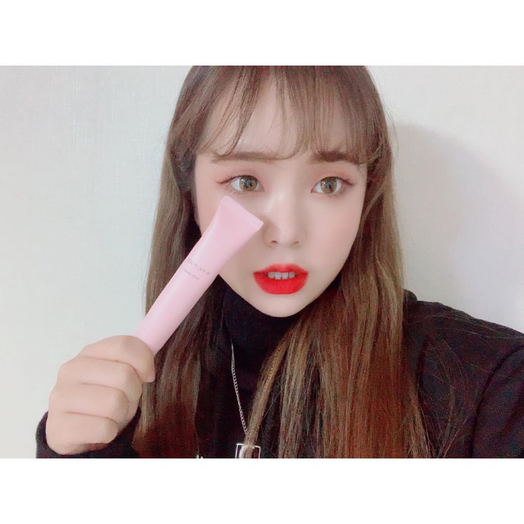 김연송이송이 on Instagram: “드디어 블랑풀 신상 필터크림❣️ 요즘 내가 자주 쓴다는 증거인 흔적.. . ➡️무향의 흰색 촉촉한 크림 텍스쳐! ➡️여태 써봤던 톤업크림 중에 발림성이 진짜 최고였다! 선크림보다 잘발려.. ➡️다른 톤업크림들은 주름이나 솜털에 끼거나 뭉쳐져서…”