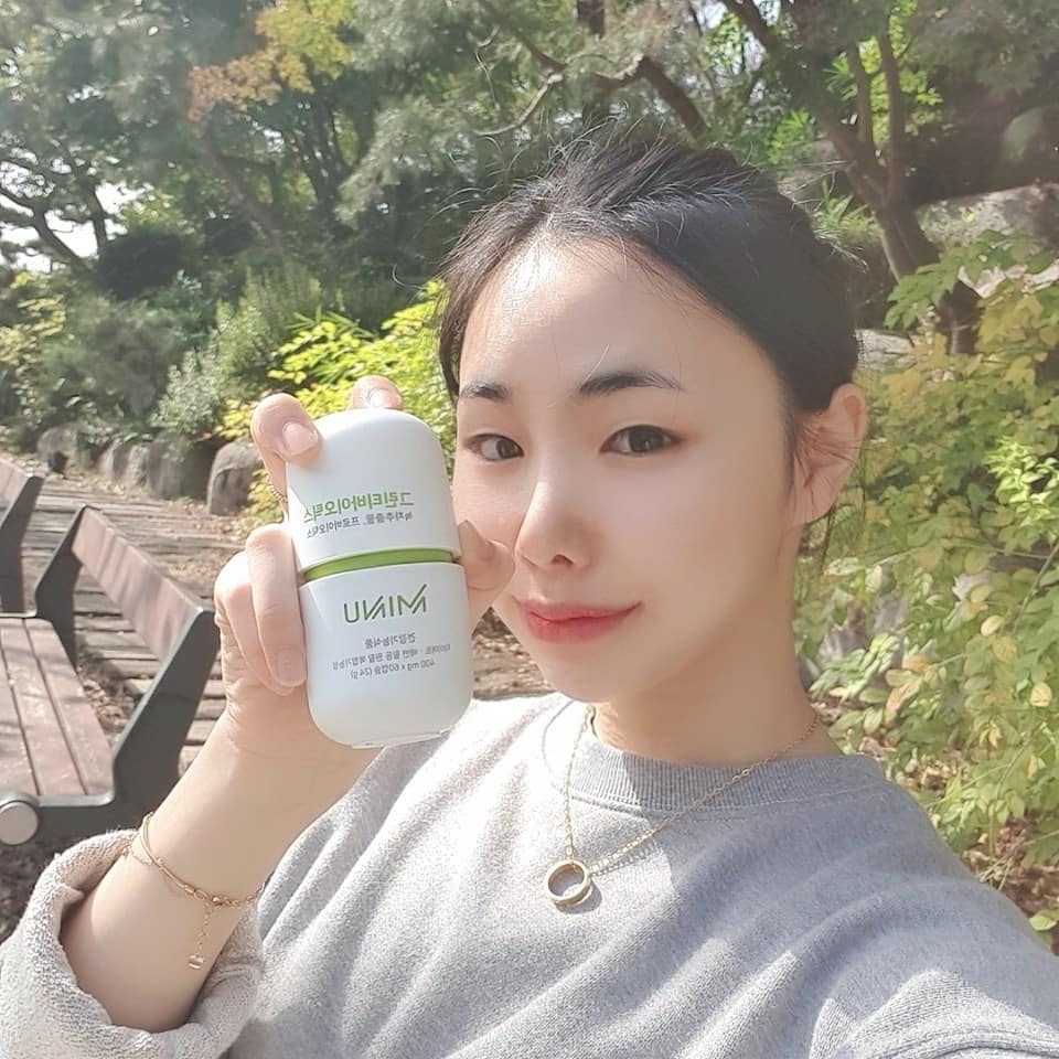 김진리 on Instagram: “20살... 한창 건강 챙길 나이😎
.
.
.
#미누 #유산균 #영양제”