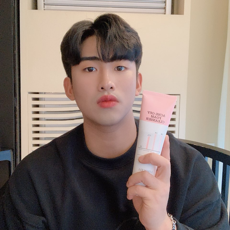 민엔젤입니다 on Instagram: “로하셀 아크네 오프 폼 클렌저는 여드름과 트러블 완화에 도움이 될 수 있는 살리실산과 칼라민이 함유된 폼 클렌저 입니다.  쫀쫀하고 풍성한 거품으로 피부 자극을 최소화하고 모공 속 노폐물을 흡착하여 건강한 피부를 만들 수 있는 제품입니다!…”