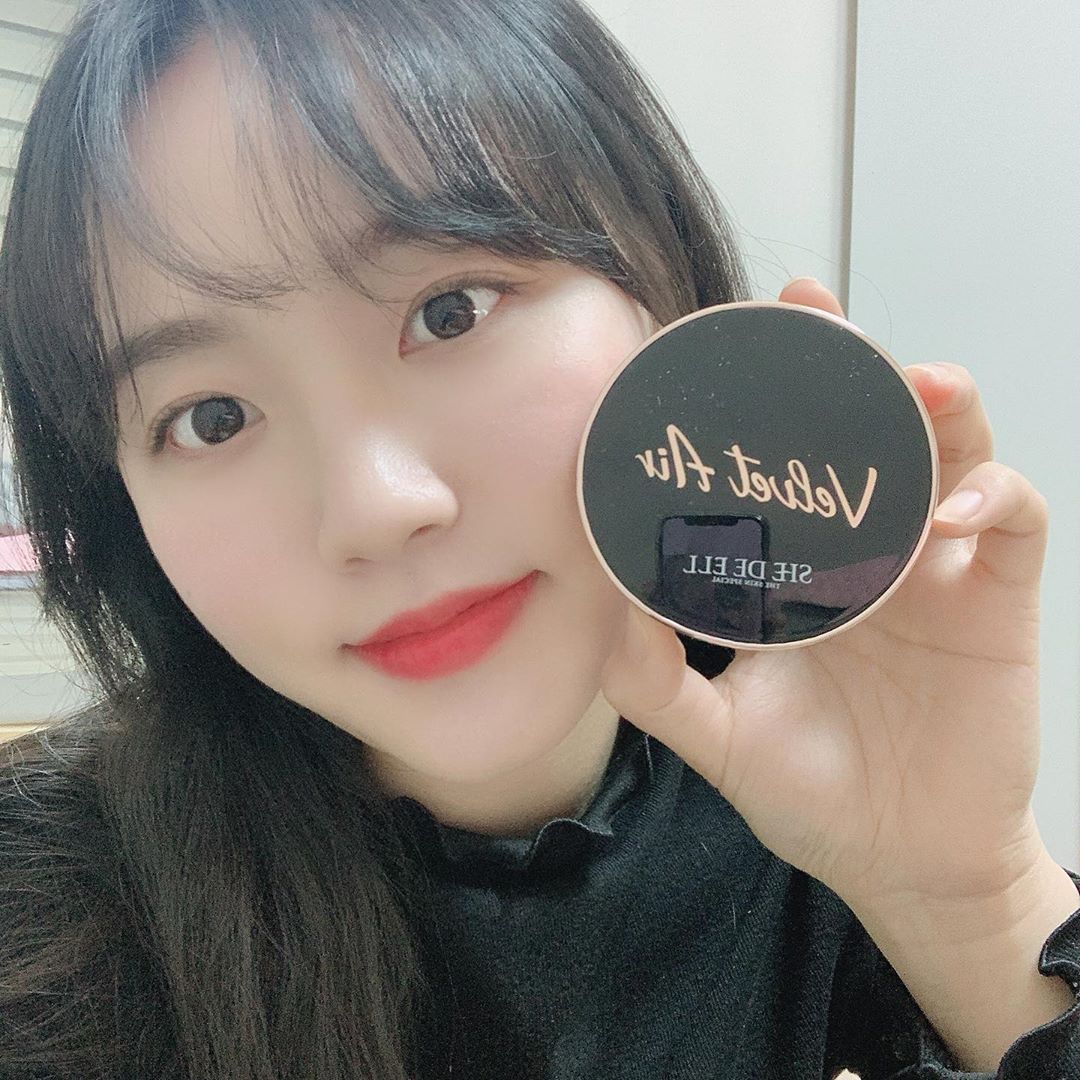 황유선 on Instagram: “촉촉 보송한 쿠션 ✨  블루라이트 차단 루테인이 들어가 피부도 보호해 준답니다 ო - - - - #쉬드엘 #shedeell #쉬드엘벨벳에어에이블쿠션 #쉬드엘쿠션 #쉬드엘벨벳쿠션 #벨벳에어에이블쿠션 #쉬드엘에어쿠션 #루테인 #쉬드엘에이블쿠션 #ad…”