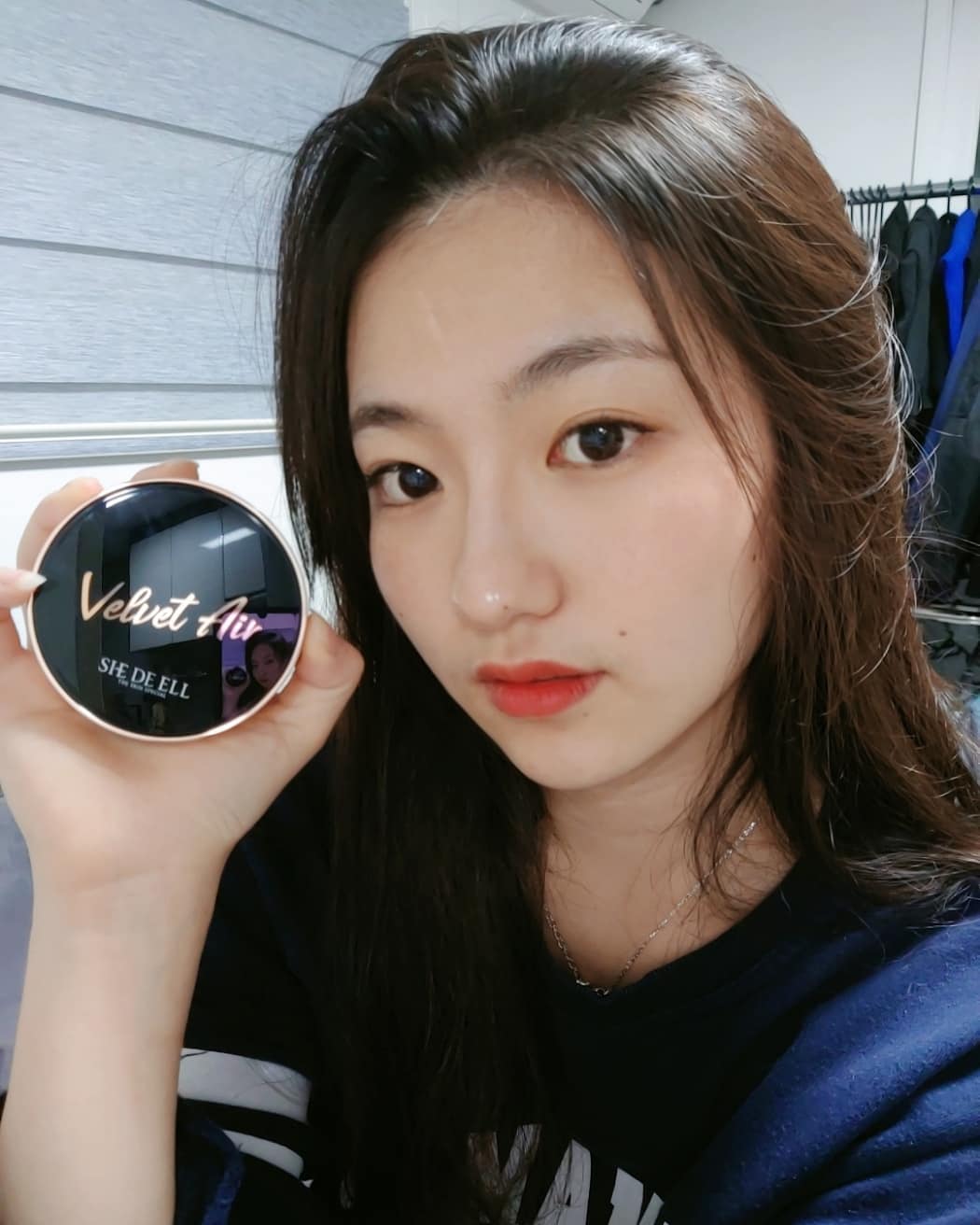 오 소희 on Instagram: “#쉬드엘벨벳에어에이블쿠션  내가 피드올리는 날은 화장한날 ㅎㅎ  안녕하세요 ㅎ 제가 성격이 급한탓에 전에 화장을 한후 아이라이너 뚜껑을 이상하게 닫아놔서 붓이 다 휘어 사용을 못하게 되었어요 ..ㅜ😞😞 그래서  그냥 눈화장을 포기하고 베이스에만…”