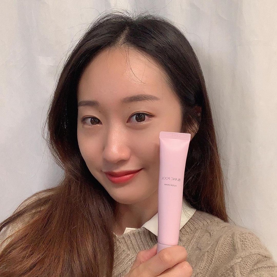 이서영 on Instagram: “👀
갑자기 내얼굴 부담스러운데,
좋아하는 브랜드 블랑풀의 신제품을 써볼 기회가 생겼다💓
포레스트라인과 미스트 너무 잘 쓰고 있는데 새로 출시된 톤업크림! 
마침 요즘 아침 운동 갈 때 화장 안 하고 톤업크림만 바르고 다녀서 아주 딱”