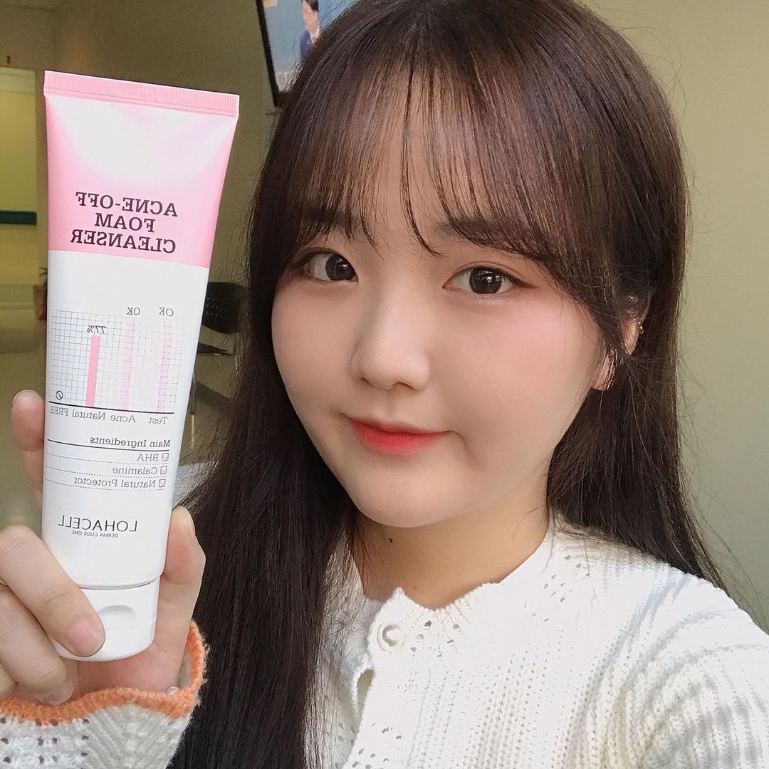 @j22hy25n on Instagram: “벌써 한 통을 거의 다쓰고 두번째 ! ! 제일 좋은 건 거품이 잘 난다는 것과 세안이 정말 깨끗하게 된다는 것 💗 본 포스팅은 제품을 제공 받아 주관적인 생각으로 작성하였습니다 #로하셀 #lohacell #로하셀아크네오프폼클렌저 #아크네오프폼클렌저…”