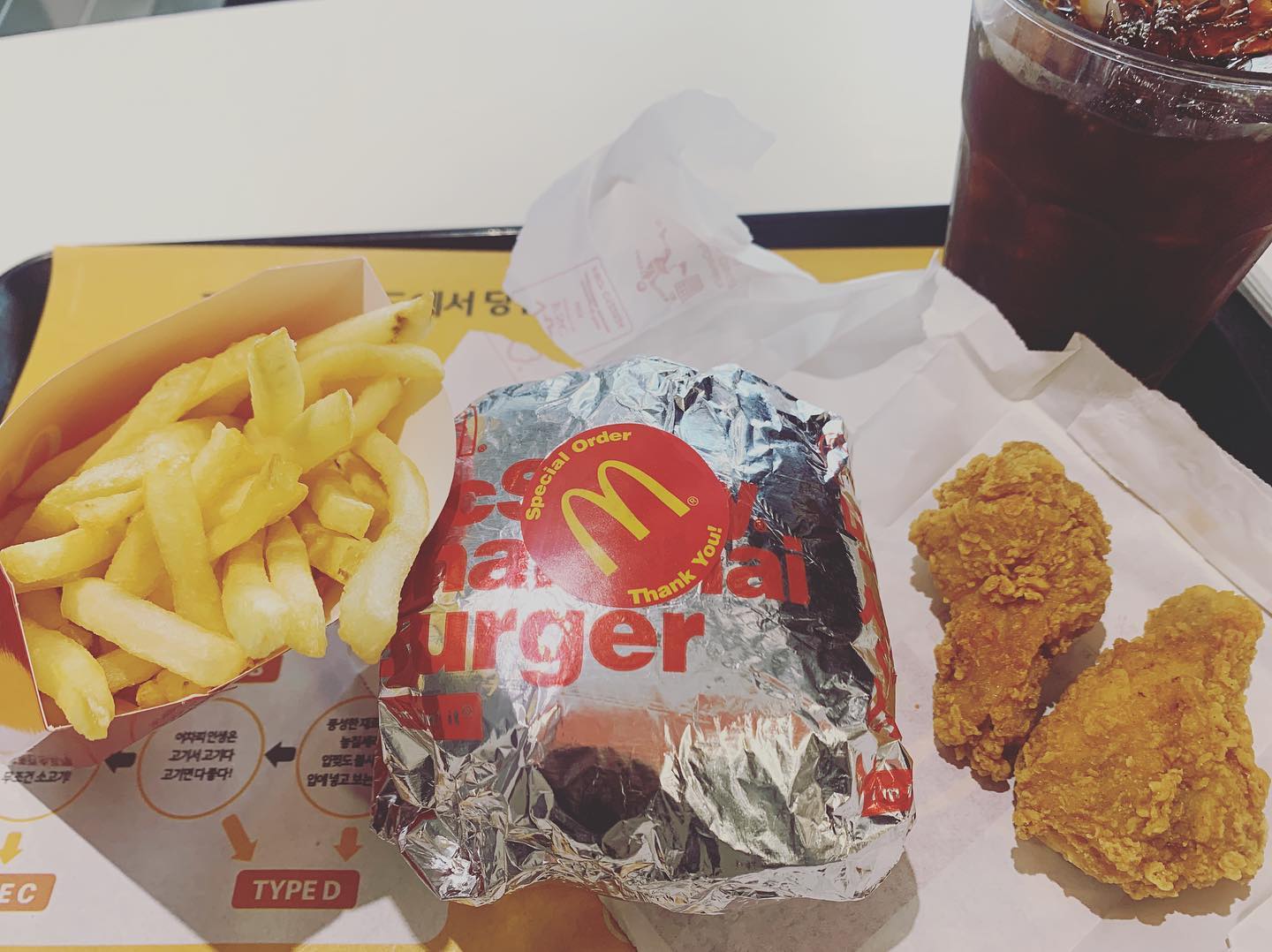 맥도날드
맥올데이세트
상하이치킨버거(마요네즈no)
후렌치후라이
핫윙
아이스커피 
오랫만이야! 버거쓰 
#macdonalds🍟#hamburger🍔#frenchfries🍟#icecoffee#hotwings🍗#맥도날드#햄버거#후렌치후라이#아이스커피#핫윙#ootd