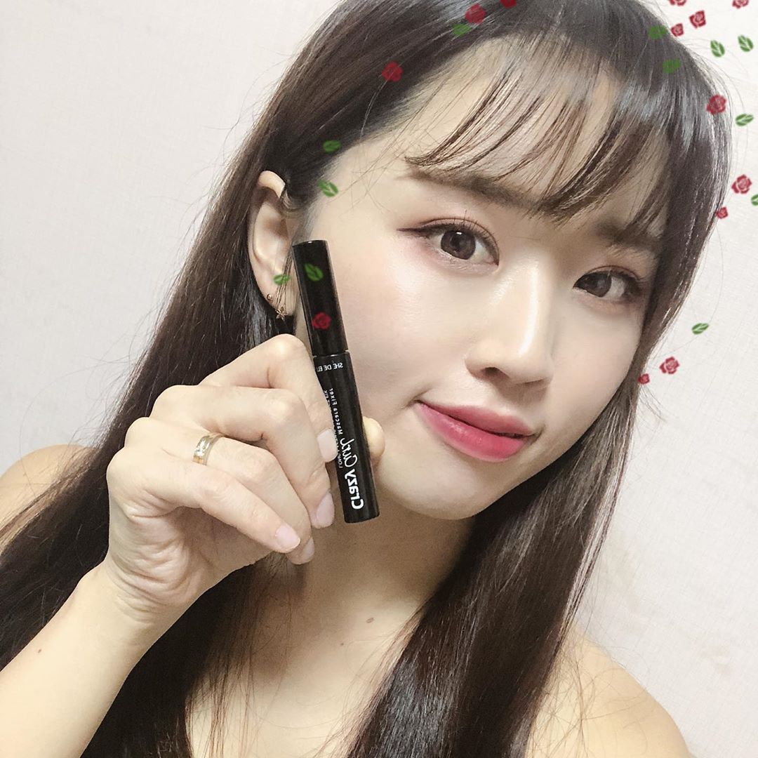 Yoga | Pilates 지도자 " MAON " on Instagram: “#마온리뷰 . . . 8시간 수업을 해도 눈썹이 무너지지 않는!! 짱짱 픽서😍😍 ㅠㅠ사진에 다 담지 못해 너무 아쉽당!! . . . . EWG 그린 등급까지 받은 제품이라 마스카라 픽서로  자극도 없고 안전해서 더더 좋으다💕💕 #마온픽💘 . . .…”