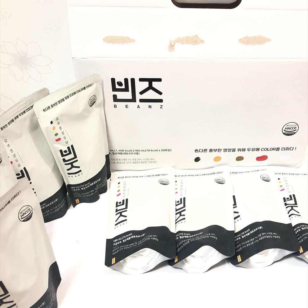 찌니💫 on Instagram: “항상 아침을 잘 먹지 않는 사람이라 간단하게 먹을 음식을 찾다 빈즈 오색두유를 접하게 됬는데 맛은 시중에 먹는 두유에 달달한 맛은 없지만 2번3번 먹어보면 이제 두유에 고소한 맛을 느낄수 있어요 설탕이 들어가지 않고 오로지 무첨가 오색영양두유 빈츠…”