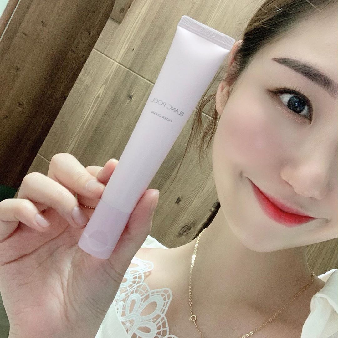 바니블리 on Instagram: “블랑풀 신상 필터크림 주문해서 오자마자 바로 써봐따!!! 기존에 다른 톤업크림은 동동 뜨는 느낌에 너무 부자연스러웠는데 드디어 인생 톤업 찾음 ✨✨ ⠀ 발림성도 좋아서 쌩얼인척하기 찰떡♥️ ⠀ ⠀ ⠀ #블랑풀 #필터크림 #블랑풀톤업 #블랑풀톤업크림…”