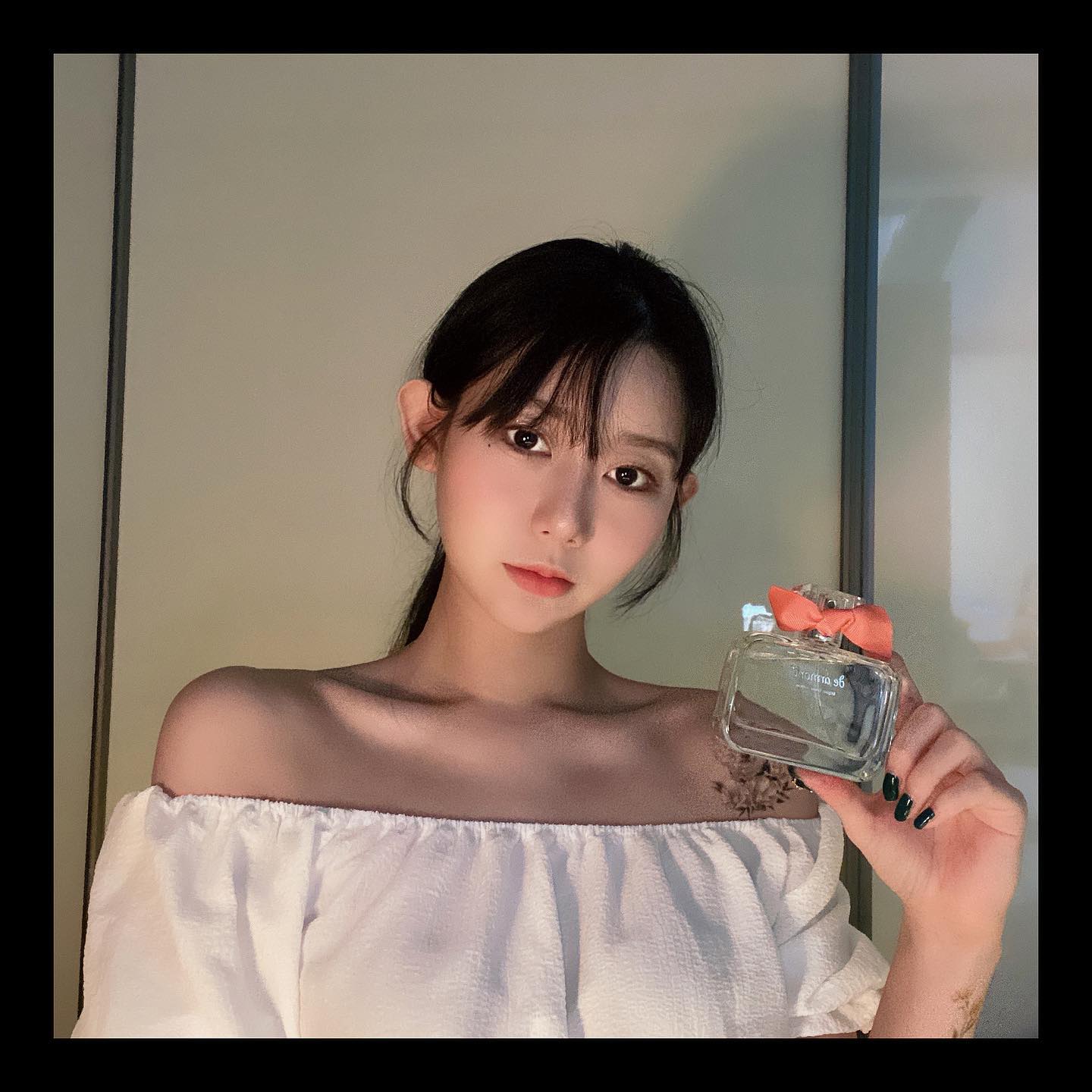 💋 디아르망 팜므💋
#제품협찬 평소에 향수도 좋아하고 직접 만들기도 하는데 일단 은은한 플로럴 향 인데 탑 향도 진하지 않고 살내음 같은게 매력이에요!
플로럴 향 인데 달달한 과일향 같은 느낌도 있어요❤️
페로몬 향수 라고 하는데 진짜 여자인 제가 맡아도 계속 맡고싶은 향 이에요 ㅠㅠㅠ❤️
지속력은 한 5시간 정도는 유지되는거 같아요 😃
.
.
.
.
.
.
.
#디아르망 #dearmand
#페로몬향수 #데일리 #여자향수 #뷰티 #20대여자향수 #오오티디 #좋아요반사 #은은한향수 #댓글반사 #달달한향수 #인친 #소통 
#향수추천 #일상 #20대여자향수추천 #96 #30대여자향수추천 #패션 #daily #ootd #fashion #beauty #오프숄더 #셀피 #얼스타그램 #오늘의훈녀 #오늘뭐입지