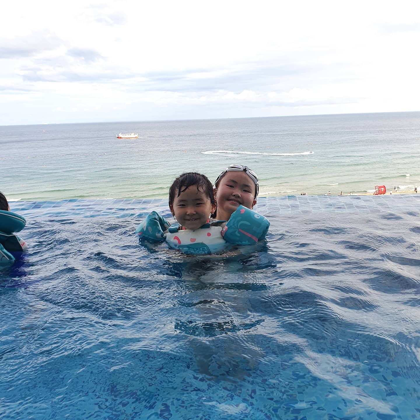 #그랜드조선부산 #헤븐리풀 #눈만뜨면수영수영🏊‍♀️ #구명조끼입고수영하기🏊‍♂️