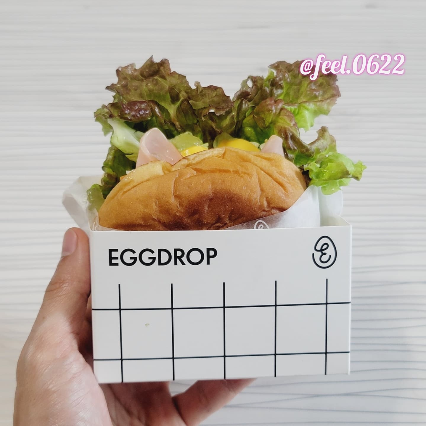 #에그드랍 #햄치즈머랭버거

토스트가 먹고 싶을 때 자주 방문하는
에그드랍에 머랭이 들어간 버거가 나왔어요.

햄버거빵에 슬라이드 햄, 치즈, 양상추,
꽃상추와 머랭이 담겨있는데 아담하죠?

사과소스를 넣었기에 상큼한 맛에
고소함, 부드러움, 달달함을 품고 있는데
먹기에는 나쁘지 않았어요.

단점은 머랭버거인데 머랭의 맛이 치즈와
사과소스에 묻혀 존재감이 없다는 점?

이건 머랭 버거라기보다는 상큼한
햄치즈버거라고 불러야 할 듯.😅
(기본 에그 토스트가 더 맛있ㄷr)

#에그드랍신메뉴 #에그드랍머랭 #내돈내산 #맛스타그램 #먹스타그램 #리뷰스타그램 #먹방스타그램 #먹방 #일상