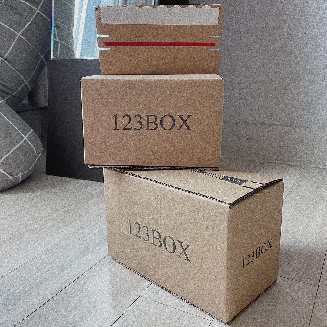 윤채연 on Instagram: “#협찬 테이프가 필요 없는 노테이프 택배 박스 123box :) 박스 내부에 강력 양면 접착제가 붙어있어서 박스 테이핑이 필요 없기 때문에 초스피드 박스 포장이