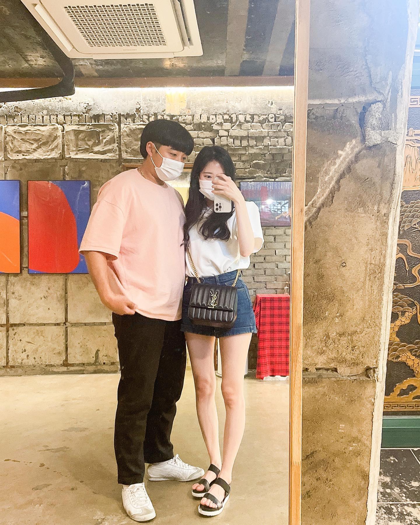 사진은 사실 다 같은날이라 옷이 다 똑같은데 바빠서 인스타 업뎃도 자주못하구 협찬도 올리구 하느라 같은날사진을 2주째 올리고있네욬ㅋㅋㅋㅋㅋㅋㅋ😂😂

남편이랑 투샷도 오랜만❤️
불금 잘보내세용🔥🔥

#남편이랑 #투샷 #데이트스타그램