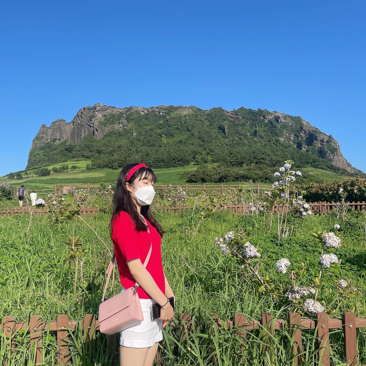 ✈제주 2일차🍊❤

점심을 먹고 후다닥 제주도 필수 코스인 '성산일출봉'에 도착‼️
제주도 날씨가 너무 좋아서 사진도 잘나왔당😎

그 다음으로 '섭지코지'로 가서 등대까지 쭉 올라갔당🌞 더워서 힘들긴 했지만 바다 앞이라 바람이 시윈하게 불었던 섭지코지! 자연의 아름다움에 푹 빠졌던 순간들 📸