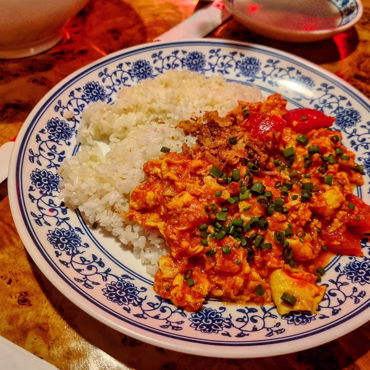 💫 #압구정맛집 / 벽돌해피푸드 💫

🍜 토마토계란덮밥 (11000)
🍜 소고기탕면 (12000)

쌉 존맛......🤩
또 가야겠다 정말
다른메뉴도 너무 먹어보고싶늠;;
토마토계란덮밥이랑 소고기탕면 조합 개굿 ㅠ
가격도 합리적이고 ...가게 인테리어도 ㅋㅋㅋ뭔가 현지 분위기 + 힙을 유도한 거 같았음 ㅎ 투머치 빨강조명이긴한데..나름 잘어울림 ..
이글은 쓰는 지금도 또 먹고싶다ㅠ
근처에 체인이.많이 생기면 좋겠음..

#냠냠린_압구정
#벽돌해피푸드