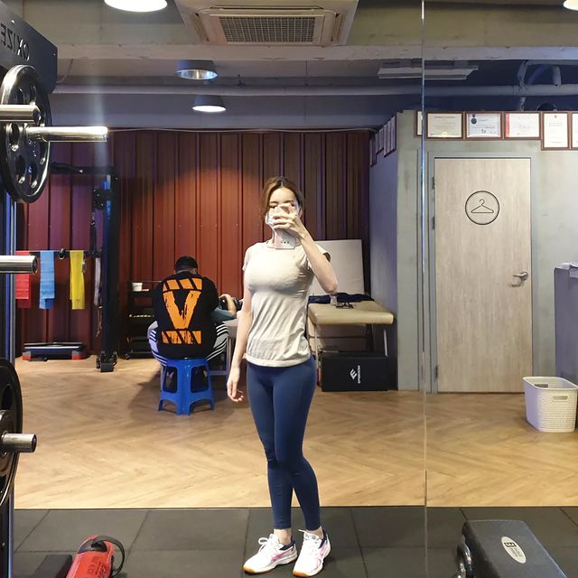  “#협찬 #이너딜리티 스트레스로 인해 속이 더부룩해서 아침 저녁으로 식전에 eoe 이너딜리티 마시는 중. 확실히 차전자피 제품이라 그런지 몸이 가벼워진다. 물에 타면 오렌지 쥬스 같아져서 마시기에도 좋고 😍 아! 차전자피 특성이 물과…”