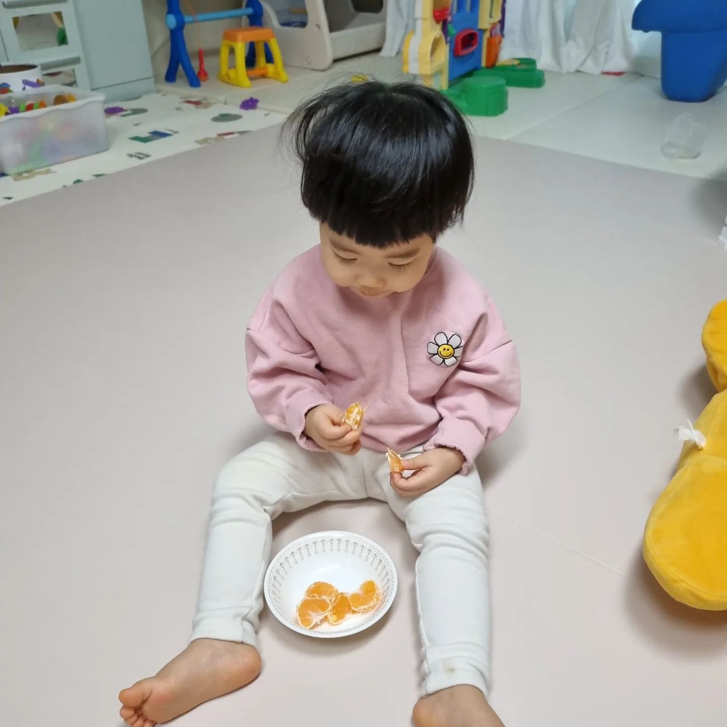 #무료제공
⠀
은은한 색상과 접히는 부분이 없어
매트 자체가 너무 깔끔해서
인테리어 똥손이어도 인테리어적으로
너무 마음듭니다.
4cm 두께로 아이 안전은 물론
어른 발망치도 신경이 덜쓰여서 너무 좋네요!
⠀
⠀
#알집매트 #아기매트 #유아매트 #거실매트 #알집더블제로매트 #국민매트 #더블제로매트 #육아템 #육아용품 #놀이방매트 #층간소음매트 #설레는첫디딤 #특허받은알집구조 #매트청소
