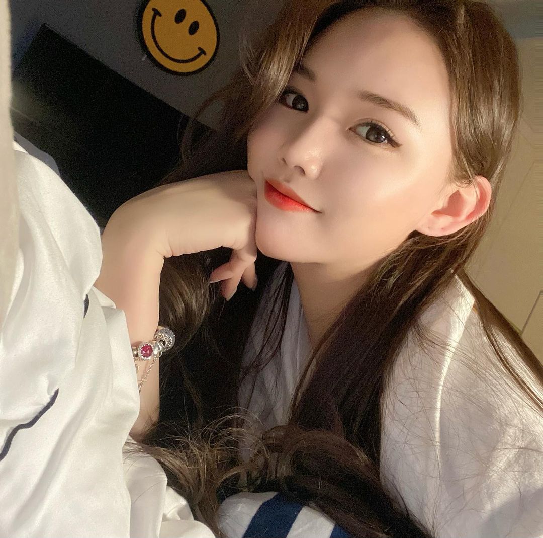 예 린 on Instagram: “몇년만에 염색이더랑 색 너무 이쁘구요..💛”