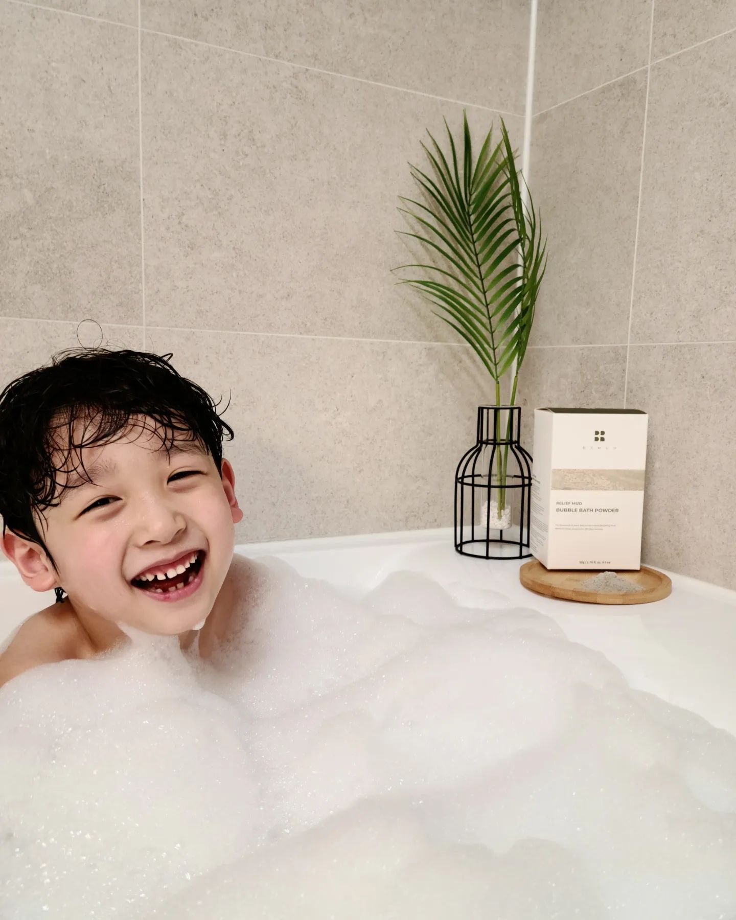 #협찬

초1 오빠야
오늘은 태권도 수업 첫날🤗

1시간 수업하고 너무 재밌다며 땀 범벅으로 돌아왔어요ㅋ
(체험수업만 받으러 간건데, 결제까지 하고온 애미🤑 )

땀 흠뻑 흘렸으니 오랜만에 욕조에 물받기💦

100% 보령머드 천연입욕제
비알머드 배스파우더로 
통묙욕을 즐기는 워니🛁

보령머드라서 그런가
거품이 엄청 부들부들해요😶‍🌫️

거품이 도통 사라지지않아서
1시간동안 손발이 퉁퉁 불때까지
노곤노곤 통목욕 즐기기🤍

거품 유지력 최고 👍 

비알머드 배스파우더는
자연유래 98%의 순한 입욕제로
온 가족 모두 함께 즐길 수 있어서 좋아요 👪 

비알머드 
릴리프 머드 버블 배스 파우더 🛁 brmud_official

👇구매는 여기서 👇
https://bit.ly/3JXgund

#비알머드 #BR머드 #비알머드입욕제 #비알머드배스파우더 #보령머드 #머드입욕제 #입욕제추천
#릴리프머드버블배스파우더 #거품목욕 #유아입욕제 #아기입욕제 #천연입욕제 #거품놀이 #거품입욕제 #보령머드팩 #올리브영 #뷰스타그램 #BRMUD #kbeauty