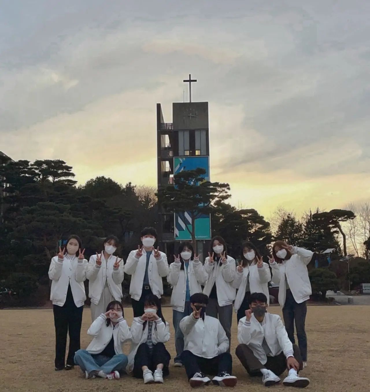 <호세아12:6>

"그런즉 너의 하나님께로 돌아와서 인애와 정의를 지키며 항상 너의 하나님을 바랄지니라"

_리커넥트 신학대학 학생회_
.
.
드디어 처음 생긴 신학과 후배😢
.
.
daily #dailylook #instagood #ootd #follow #followme #like4like #theology #universe #korea #좋아요 #좋반 #좋반테러 #첫줄반사 #맞팔 #팔로우 #선팔 #좋튀 #신난다 #신학과 #기교과 #학생회