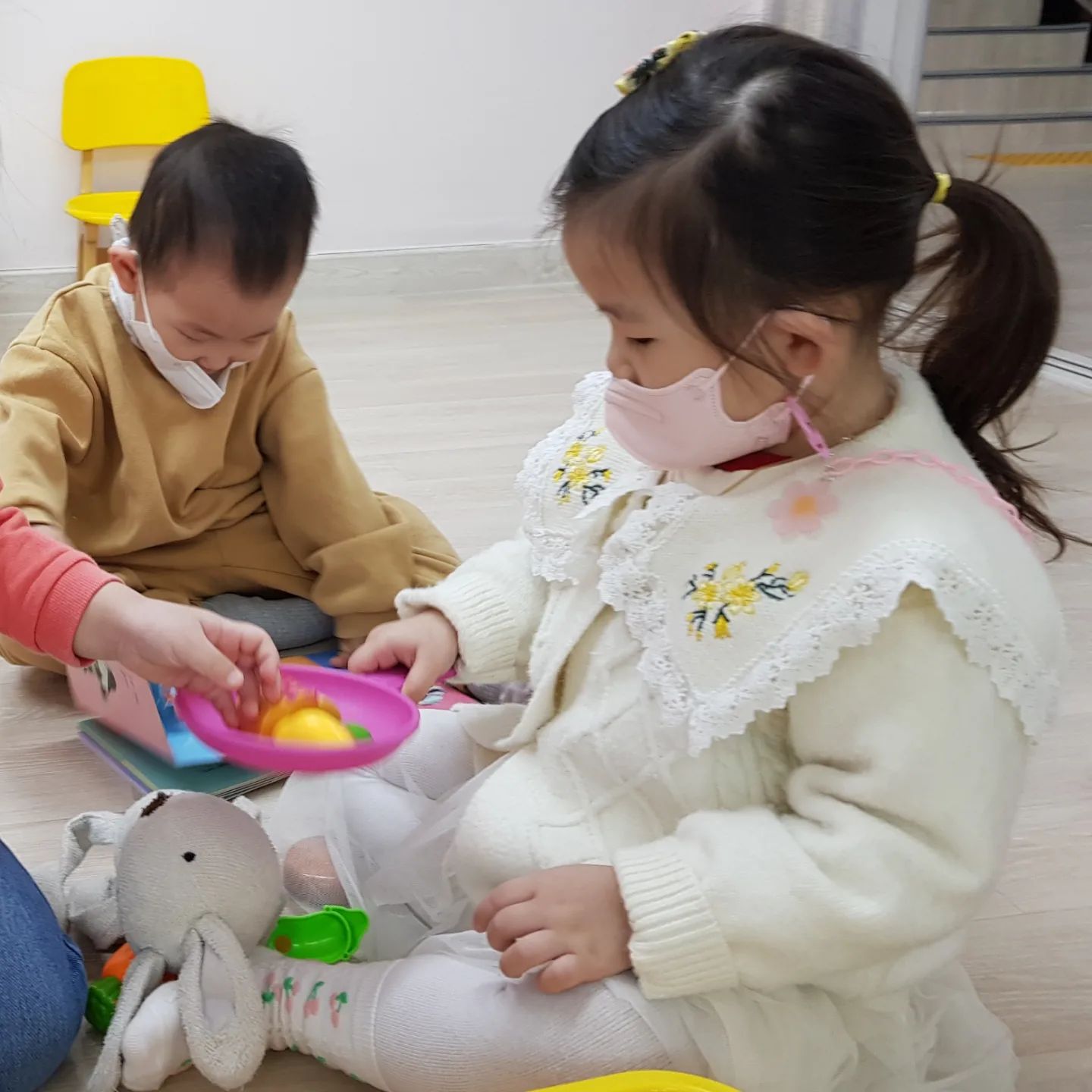 🧒#뚜니의두번째사회생활

뚜니는 제 복직 예정일 때문에
10개월부터 어린이집에 다녔는데

그렇게 32개월까지 쭈욱 다녔던 어린이집을
3월로 퇴소하게 되었어요

뚜니가 어릴때는 소규모로 케어를 받는
가정어린이집이 정말 좋았는데

제가 일을 다시 시작하고 나니
아침에 등원도 시간이 너무 빠듯하고

8시 등원 > 6시 30분 하원하는 뚜니가
항상 제일 먼저 등원하고
제일 먼저 하원하는 아이여서 미안했어요

요즘은 코로나 이슈다 뭐다
아이가 조금만 열이나도 등원거부
여러가지로 어려움을 얘기 하셔서

비염이라 콧물+축농증 달고 살고
최근에는 편도염도 잦게 걸려서
열이 오르는 때마다.. 달려갈 수도 없는
워킹맘 입장에서는 정말.. 속이 타들어가고..

한번은 뚜니가 병원갔다 등원하는 바람에
점심약을 보낸 사이에 열이 오르는데
어떤 조치를 취해주신다는 말씀 보다

일단 열이 오르니 빨리 와서 데려가시라고
발만 동동 구르고 계신적도 있어서

아는 분이 급히 해열제 어린이집에 보내
사정사정 해서 해열제 먼저 먹이고
제가 일 마무리 하고 데리러 간 적도 있었어요

그 이후로도 열이 오르는 일에 조치가 없어서
해열제를 어린이집 가방에 넣고 다녔어요

코로나 시국에 문제 터지면
다른 친구들은 바로 하원하고
등원도 안하고 가정보육 한다고

늘.. 뚜니만 등원할 것 같다 말씀하시는
선생님들 눈치 보느라 힘들었고

다른건 너무~ 빨라서 탈인데
배변만큼은 기저귀를 고집하는 뚜니라
일찍부터 꾸준히 노출을 시켰음에도
이 부분만큼은 따라오지 않는 뚜니라서

뚜니가 아직 준비가 안된 것 같아
저는 천천히 하고 싶다고 몇번을 말씀 드려도

18개월 이전부터 쭉 배변훈련을 노력 해 오시며
하원 시 마다 선생님들 말씀 하나하나..
키즈노트 알림장에 2~3일에 한번씩 올라오는
배변교육 활동 현황도 너무 스트레스..

(뚜니가 워낙 빠른데, 이 부분만 왜 느린지
의아하다 하시면서 다른 친구들은 이미
팬티 입은 친구들도 많고 친구들이 할 때마다
배변 훈련을 하고 있는데.. 뚜니가 잘 안된다고
칭찬 많이 해 주시라, 집에서 이렇게 해 주시라며)

저도 듣다가 보니.. 정말 뚜니가 문제인가
조급해 지고, 뚜니에게 다그치게 되고
(응가 해도 말 안하고 도망치거나, 안했다고 함)

게이지가 축적이 되듯 하나하나 쌓이고 있던 중

4살 졸업하면 어짜피 옮겨야 하는데
다른 곳에 미리 입소대기를 걸어 두다가

회사도 가깝고, 시립이고, 평도 좋고
공간도 넓고 마당이랑 놀이터도 잘 되어 있고
🧒뚜니랑 👨‍🔬뚜니파파랑 같이 견학 해 보고
뚜니가 너~무 좋아해서 바로 옮길 결정 했고

어린이집에 급히 말씀드려 너무 죄송해서
갑자기 옮기시면 어쩌냐며, 올해 모집이 안되서
안그래도 너무 힘든데.. 이러다 선생님들
월급도 못챙겨주게 생겼다고 너무하신다며
말일까지는 채워 주라고 하시는

한탄하시는 원장선생님 말씀 듣다듣다가

뚜니도 갑자기 옮기면 적응 괜찮겠냐고
뚜니가 좀 그렇잖아요~
(별나고 활동적이고 다루기 힘든 아이긴 했어요)

하는 말씀에 1차 당황, 멘붕, 어처구니 없음🤯

옮기는 곳이 어디라 말 안했는데
회사 위치로 대략 파악하셨는지

거기 말고 다른 곳 가시면 안되요?
거기 평이 안좋아요 어머니 다른데 가세요

하시는 말씀에 😱2차 멘붕..
더 할말 많지만.. 여기까지...

있는 정도 다 떨어져서...
마지막까지 말일 날짜만 맞춰 주시면
4월 1일은 무료로 봐주신다고
(뚜니 하루 보내고 주말쉬면 적응하기 힘드니
월요일부터 등원 하겠다 말씀 드렸던건데
이번주는 안되고 담주부터 가라며...)

그날 이후 큰 어린이집 노래 부르던 뚜니였는데
오늘 등원도 처음 보는 선생님 품에 쏙 안겨하고
종일 열심히 놀고 잘먹고 잘자고 하루를 보냈다니

안도감이 크네요... 진작 옮길걸🥲
어렵다...워킹맘... 힘들다 너무...

고작 32개월에 두번째 사회생활이라니
엄마가 너무 미안한데... 잘 지내준 뚜니에게
너무 감사한 하루 입니다💜

뚜니야... 엄마는 항상 고마워
오늘도 너무 수고했어 사랑해💜

#두번째사회생활 #응원해 #칭찬해
#네가내딸이어서너무감사해 #엄마도더잘할게