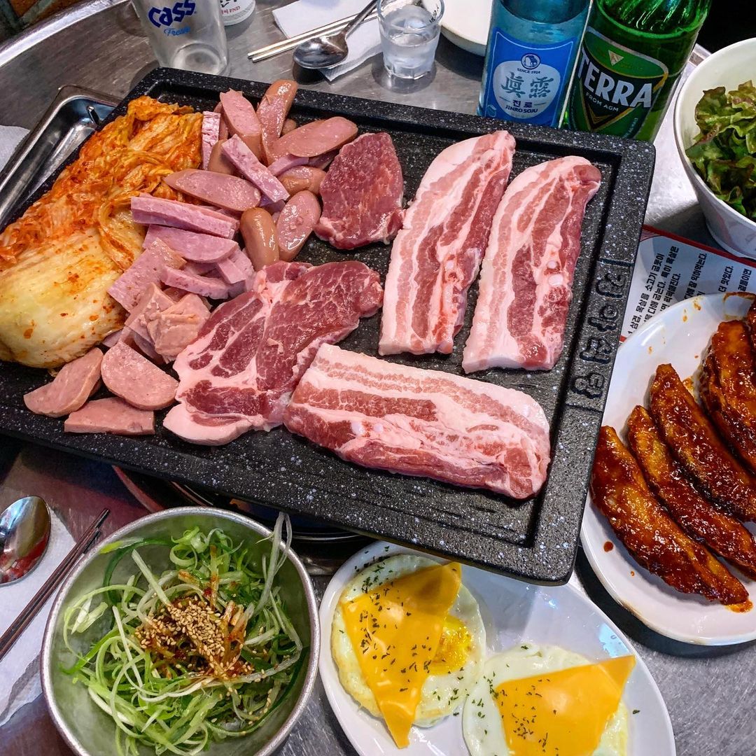먹스타그램 on Instagram: “⠀ #협찬 #경아식당 #발산맛집 ⠀ 레트로갬성 뿜뿜인 삼겹살맛집✨ ⠀ ✔️경아스페셜 ₩44,000 (묵은지삼겹살 2인 / 목살 1인 / 야끼만두 / 구이헴 / 치