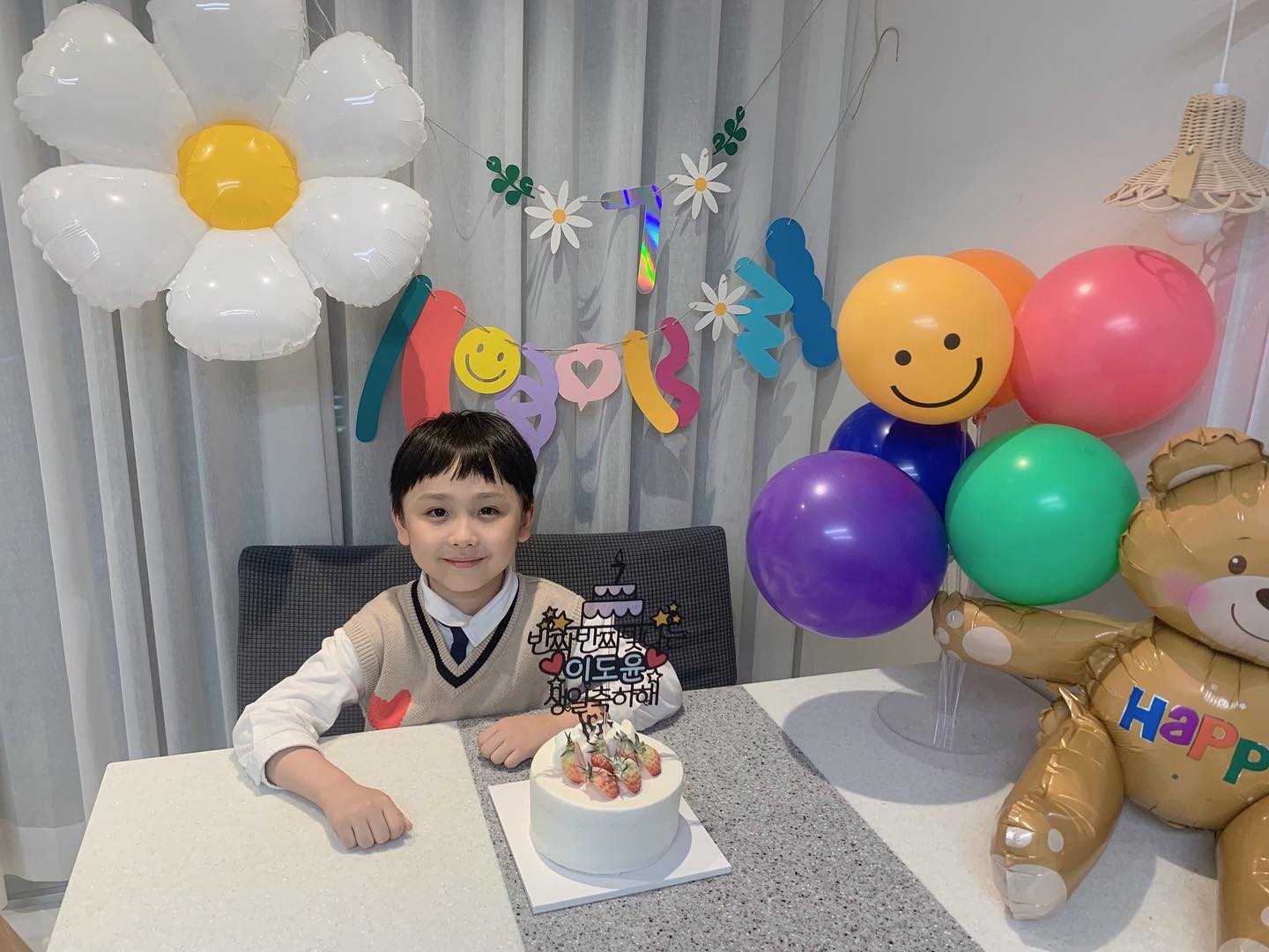 🌈내사랑 생일 축하해♥️
하루종일 생일파티!!!!!!

도윤이 생일때면.. 
부산에는 벚꽃이 폈을때라, 
조리원에 갇혀서 창문넘어 벚꽃보던 때가 항상 생각난다ㅋㅋ 

7살 형아 도윤이 사랑해♥️