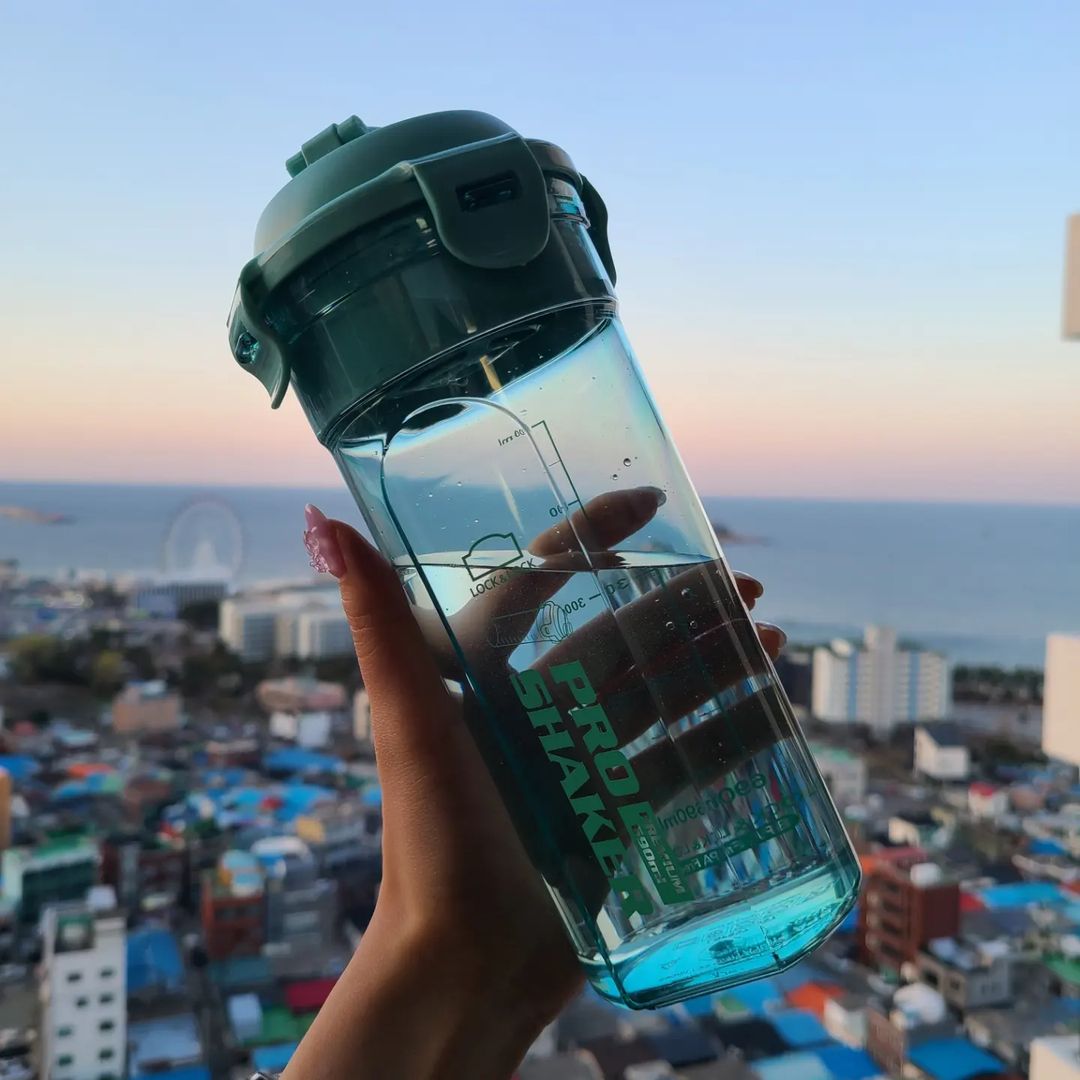 박예진 😏 on Instagram: “#협찬 식단을 하면서 시작한 하루 물2리터 마시기! 운동을 시작하면 들고다니 너무 좋을것 같은 요아이! 락앤락과 공동개발한 제품이라 가방에넣고 흔들려도 걱정없