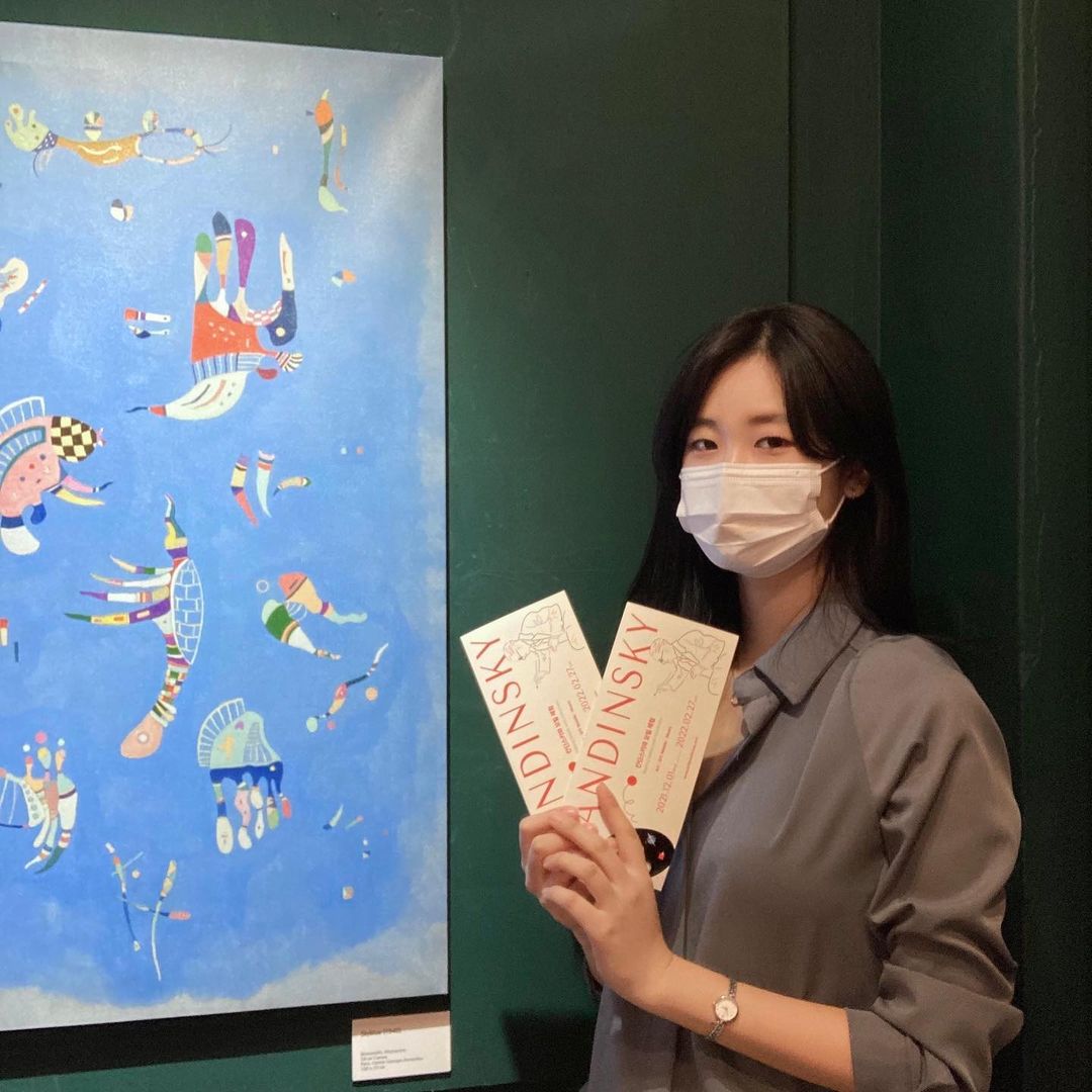 김은교 on Instagram: “#협찬 전시 뿐만 아니라 모빌 만드는 체험까지 있는 전시회! 잘 모르는 작품 있으면 자세히 설명 해주셔서 너무 재밌게 보고 왔당 여긴 모빌 만들기가 찐임 !! #연남동 #19