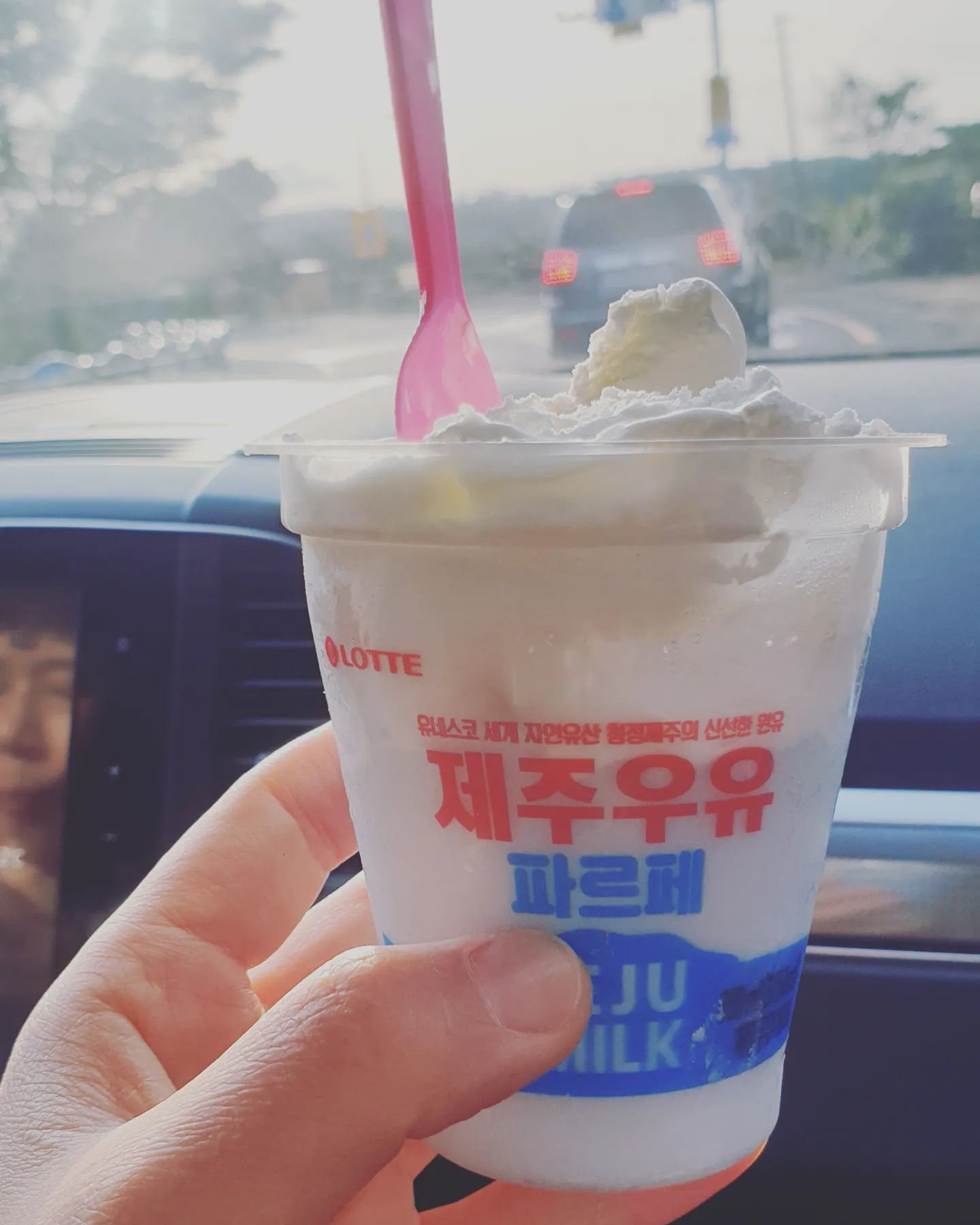 ㆍ
제주우유 아이스크림이
그렇게 맛있다고 해서
일레븐 찾아서 먹었는뎅~
서울우유 아이스크림과
크게 차이를 못 느낌ㅠ
ㆍ
난중엔 콘으로 된
제주우유 아이스크림
먹어보려구여~~
ㆍ
ㆍ
ㆍ
#제주우유아이스크림#제주도
